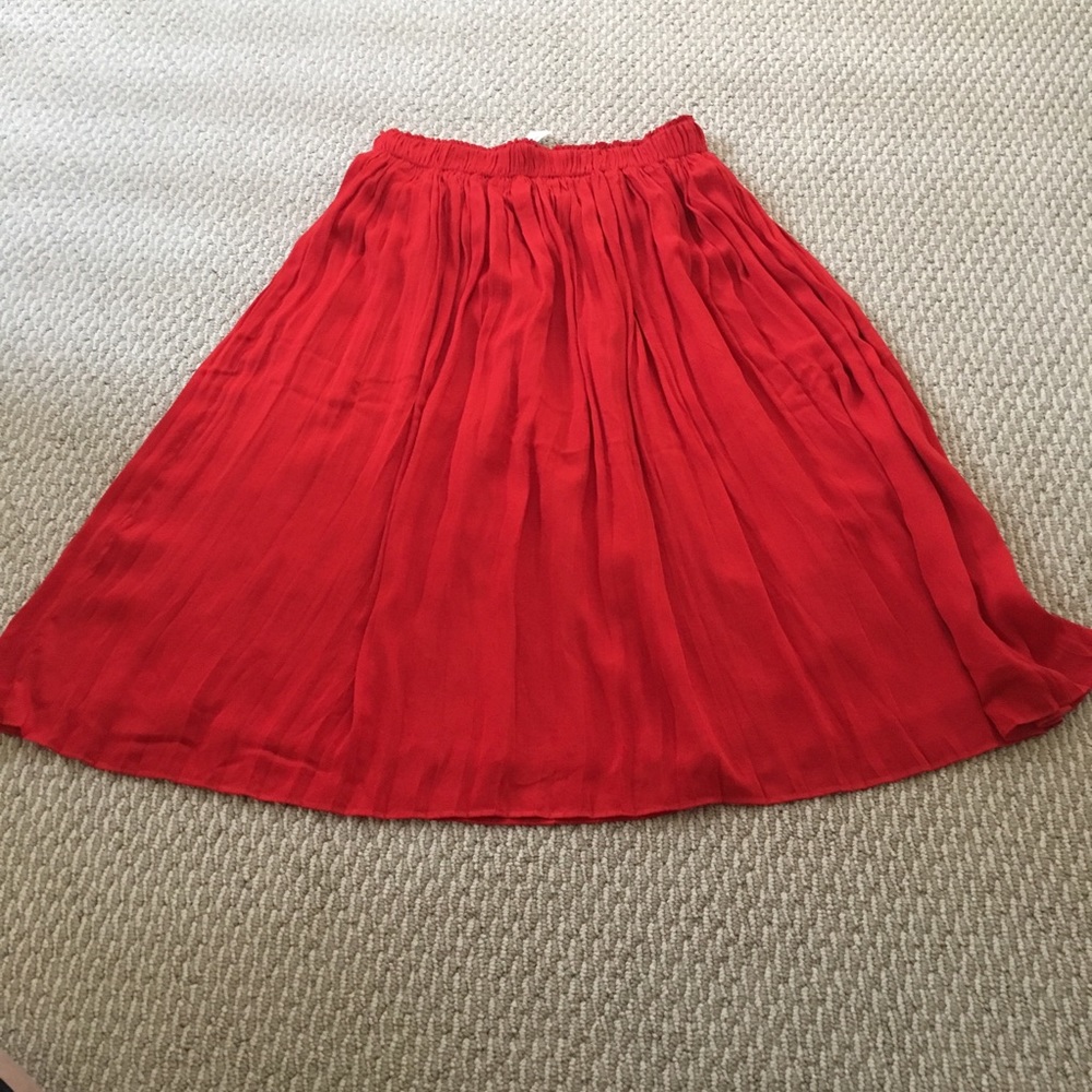 Gap | NWT Red Pleated Midi Size S Skirt